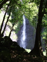 Waterfall on Tahiti - www.countrybagging.com