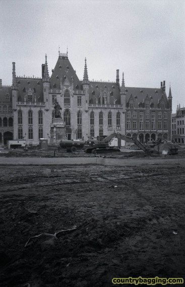 Building works in the town square, Bruges - www.countrybagging.com