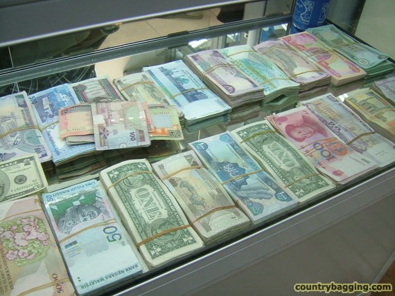 Moneychangers in the Souq - www.countrybagging.com