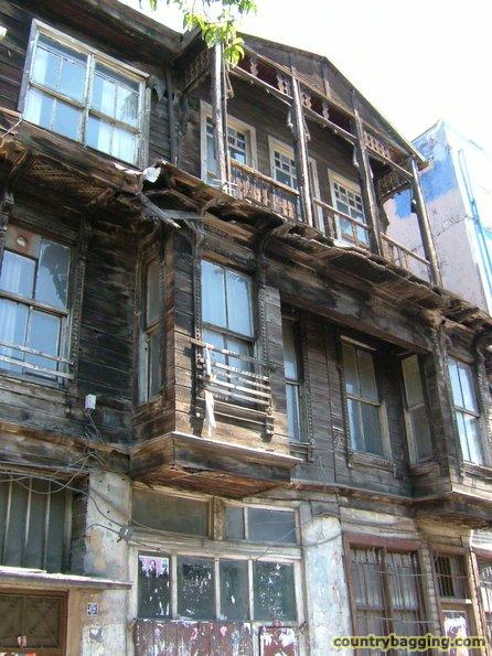 House in old Istanbul - www.countrybagging.com