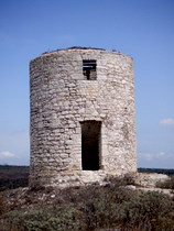Stone tower in Bonifacio - www.countrybagging.com