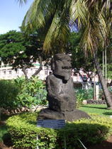 Statue in Papeete - www.countrybagging.com