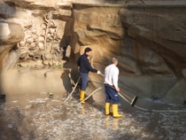 Cleaning the Trevi Fountain - www.countrybagging.com