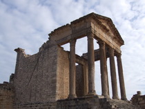 Roman ruins at Dougga - www.countrybagging.com