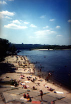 River 'beach', Kiev - www.countrybagging.com